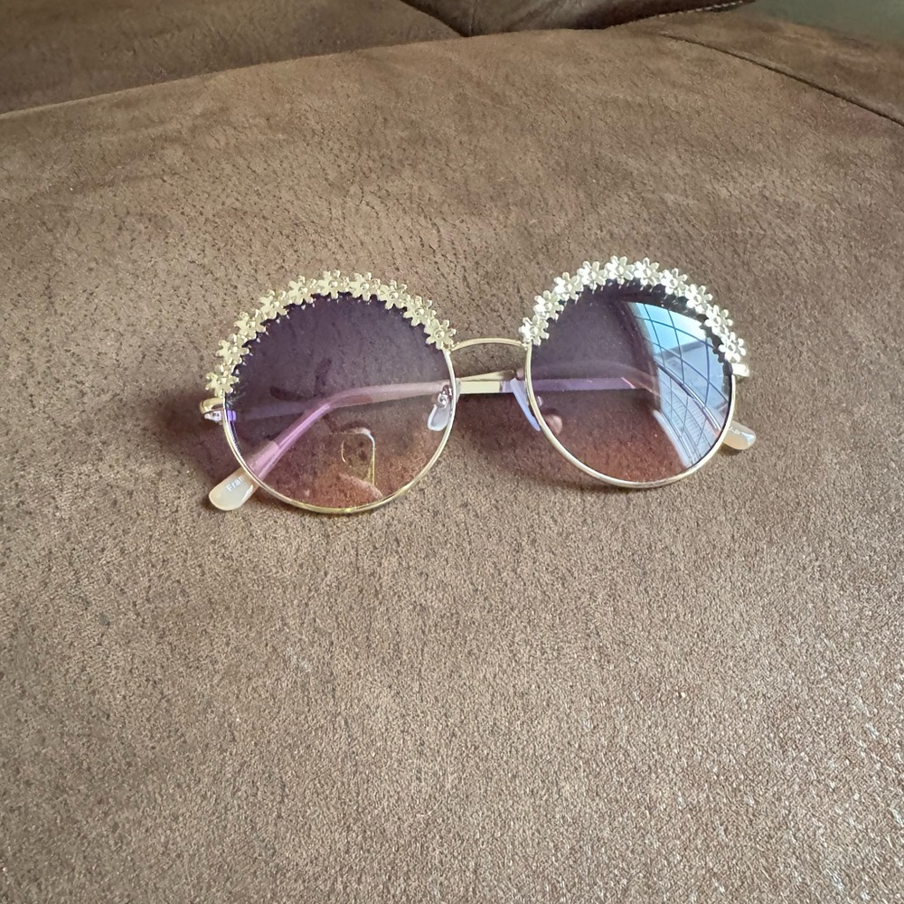 Round Floral Accent Sunglasses - Gold Frame, Purple Gradient Lenses
